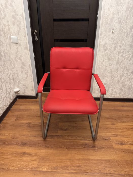 Офисный стул красный
