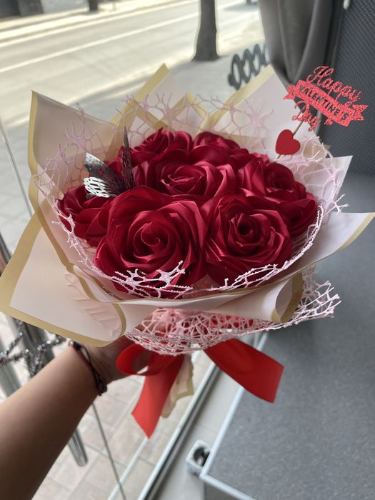 Букет от сатенени рози