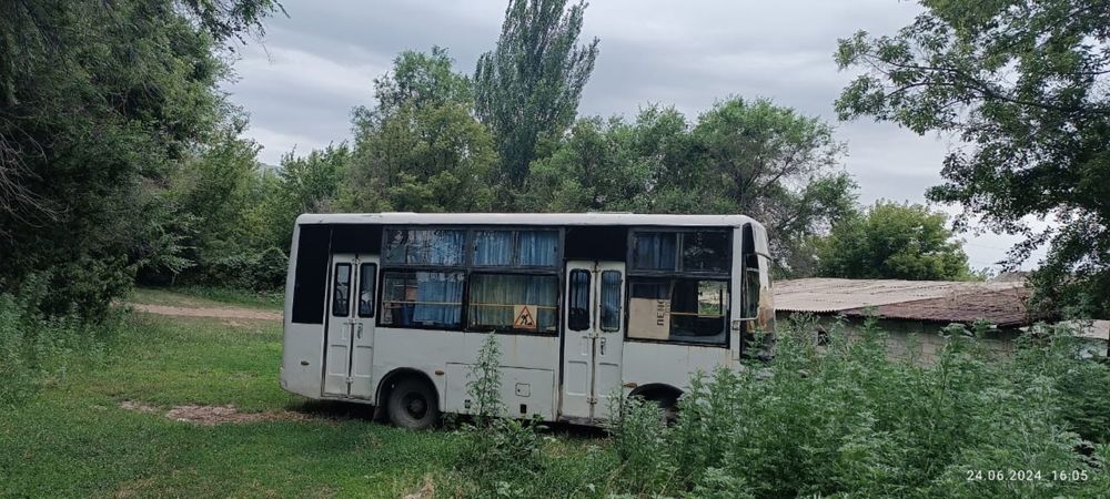 автобус на ходу находится в городе Текели