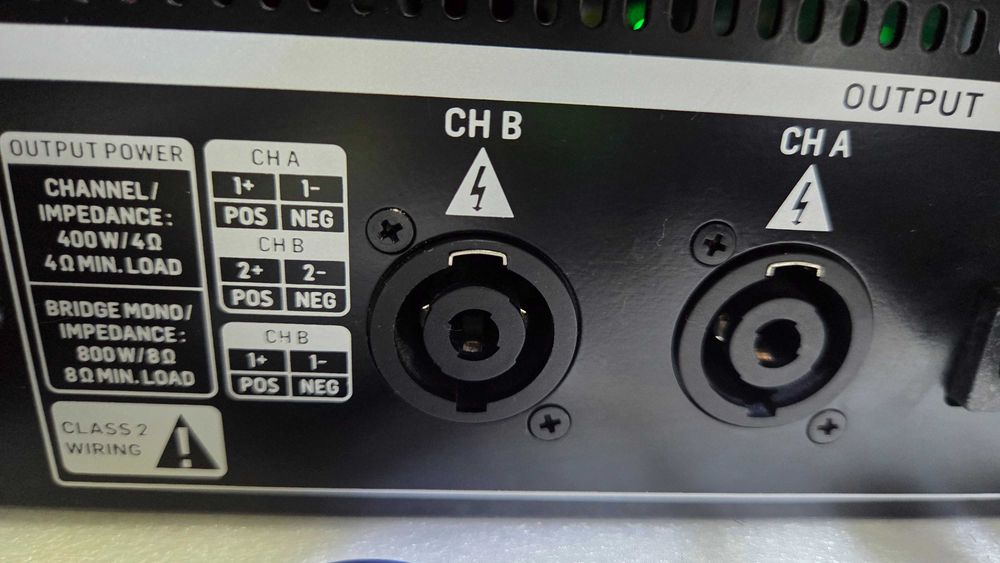 Behringer A800 Amplificator 2x400 wati