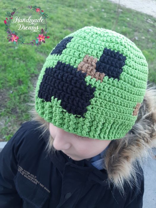 Плетени детски, дамски шапки и шалове