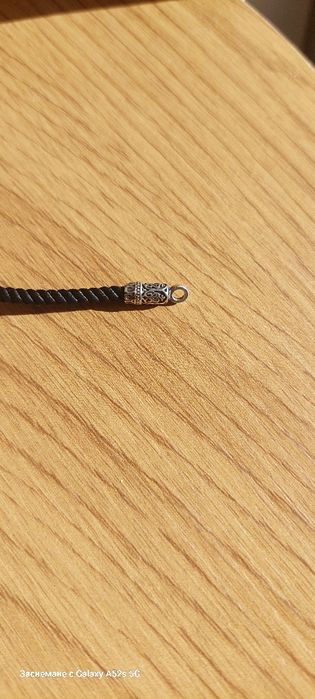 Сребърна гривна, с копринени конци