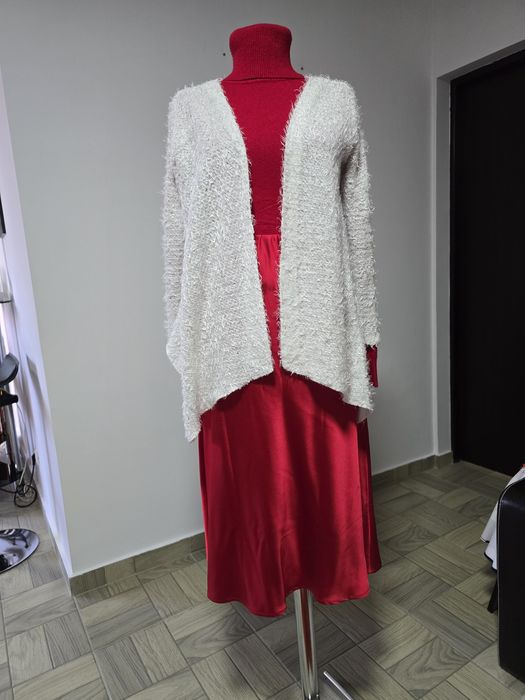 Cardigan alb model pene de struț, model asimetric