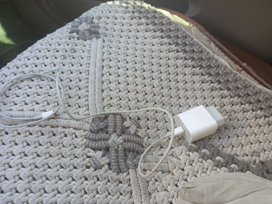 Айфон зарядкасы сатылады, срочно.