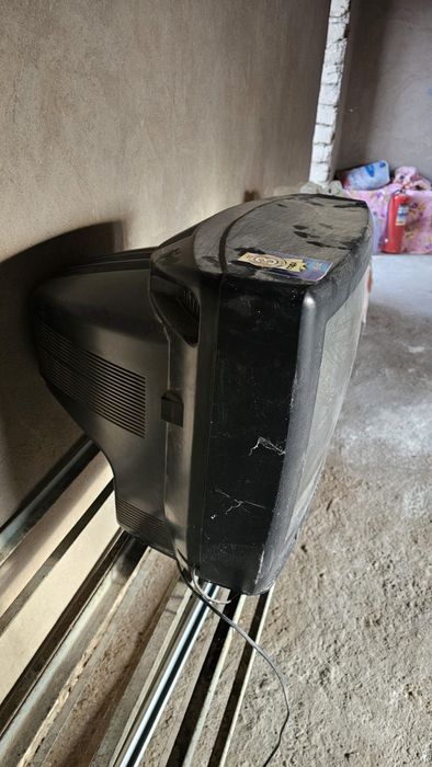 Телевизор LG в рабочим состояние