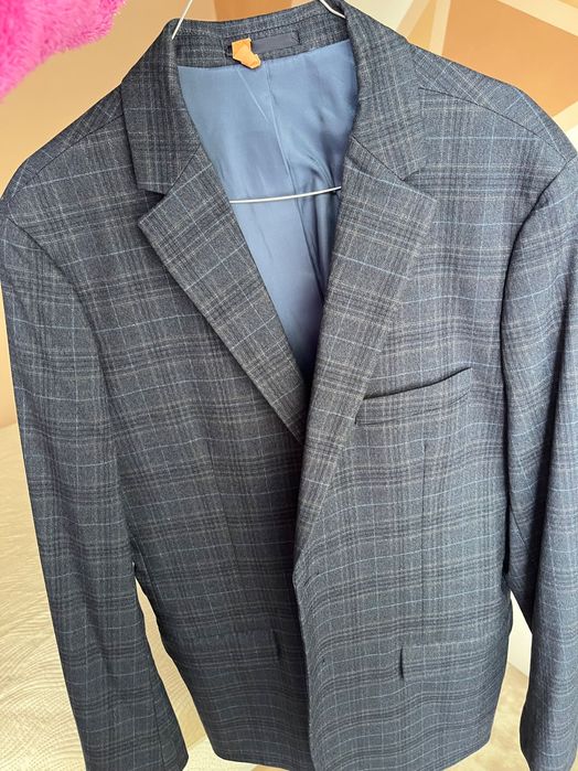 Продавам два мъжки костюма в отлично състояние-носени по веднъж,без забележки.