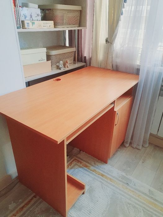 Продается рабочий стол в отличном состояниим состоянии