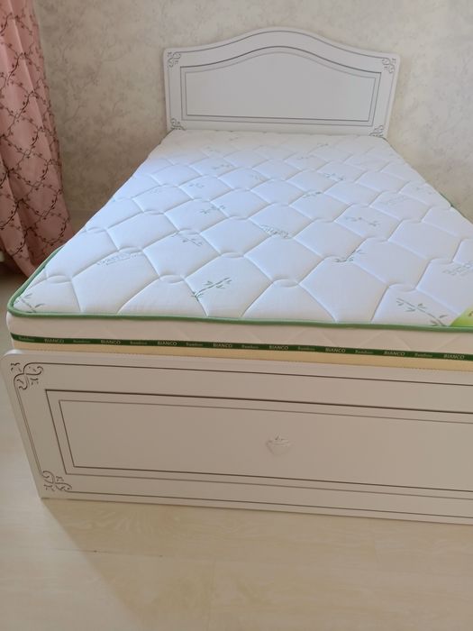 продам детскую кровать с матрасом