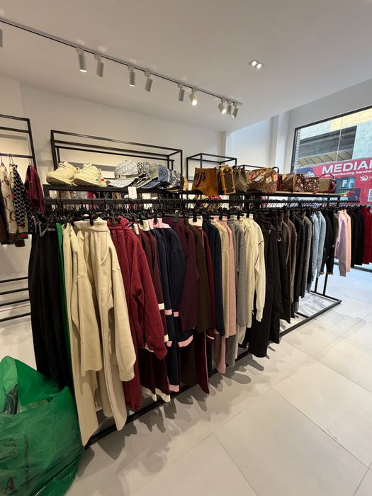 Стеллажи и витрины