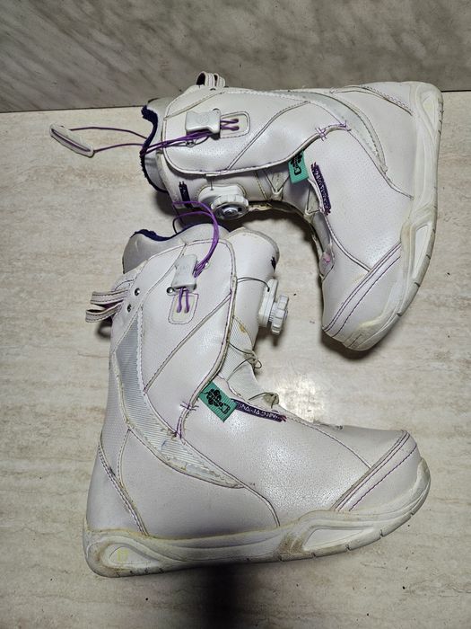 Boots 111 buti placa snowboard K2   mărimea 37  (24   cm) .