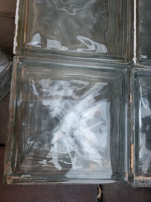 Vând cărămidă de sticlă transparentă