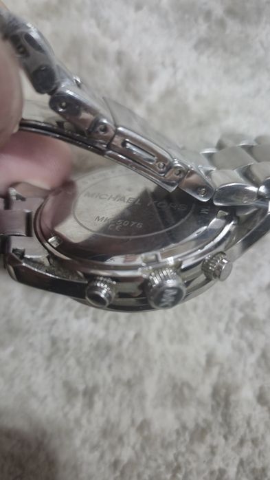 Продам часы Michael Kors