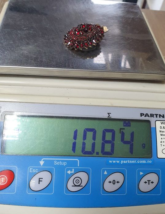 Pandantiv din argint 925 cu granate naturale și compartiment cu sticlă