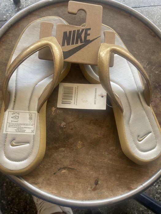Чехли Nike , чисто нови с кутия.Лимитирана серия