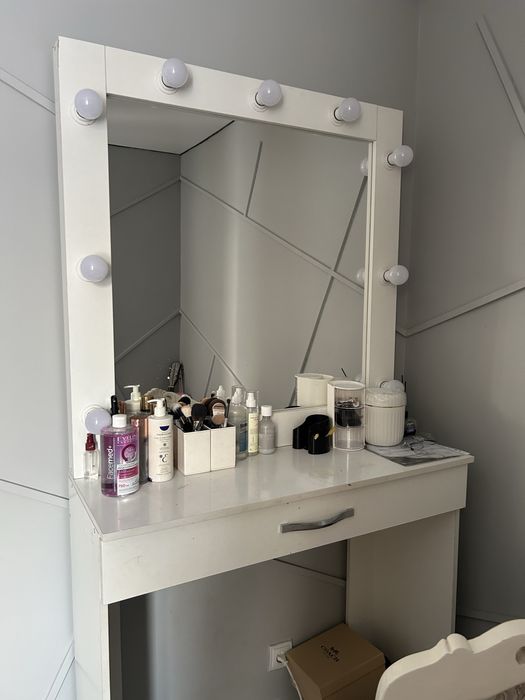 Столик для визажиста