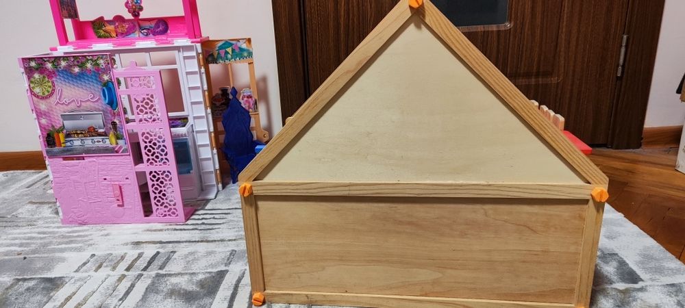Дървена къща за кукли