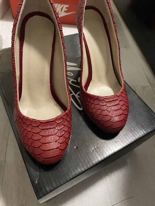 Чисто нови токчета 35 номер червен цвят вид змийска кожа