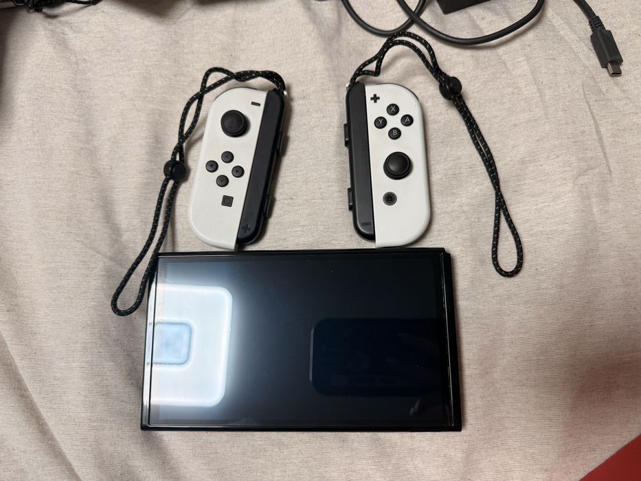 Nintendo Switch OLED с dock, аксесоари и игри