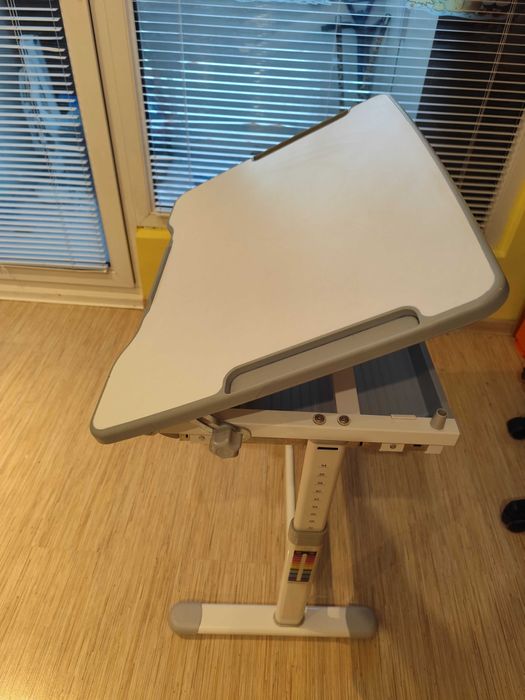 Продавам детско ергономично бюро