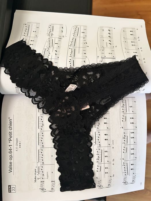 Ново Victoria’s Secret черно бельо М L размер