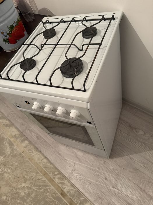 Газ плита с духовкой.