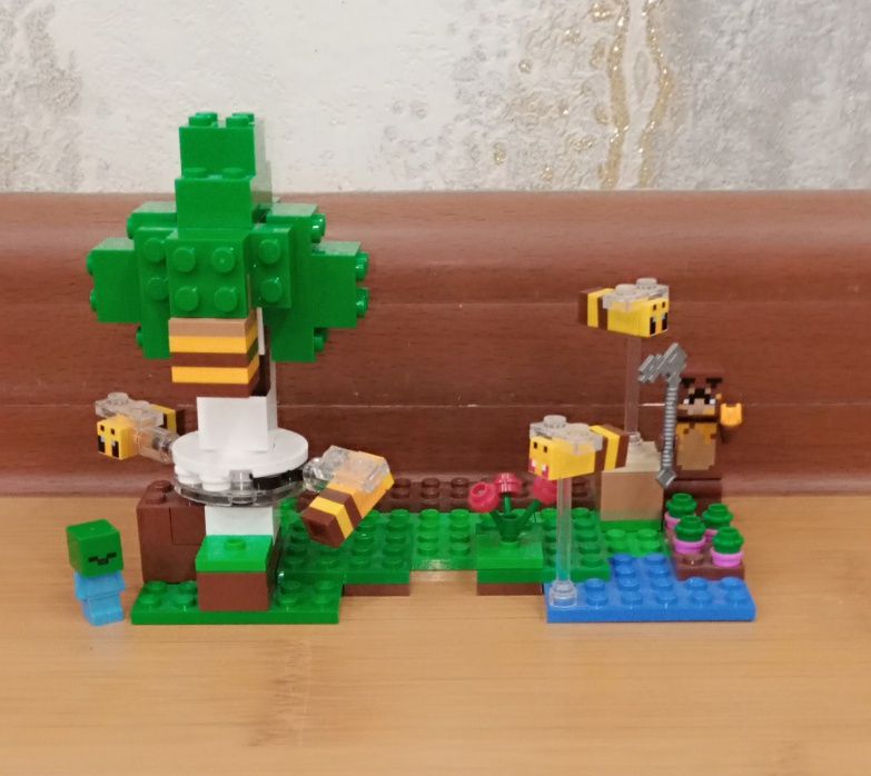 Продам Lego Minecraft The Bee Cottage