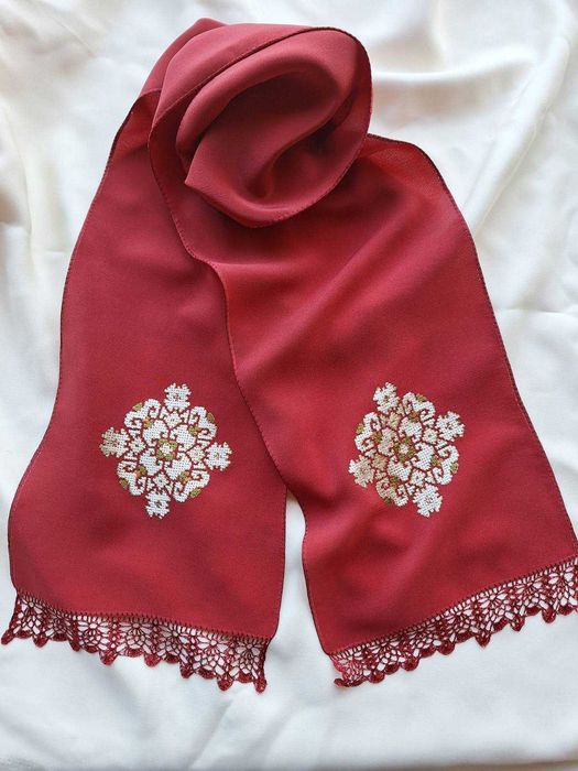 Уникални ръчно бродирани копринени шалове с автентичен български мотив