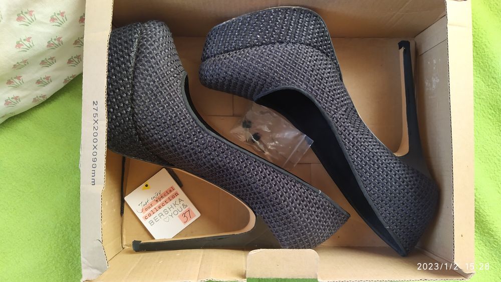 Обувки на висок ток Bershka размер 37