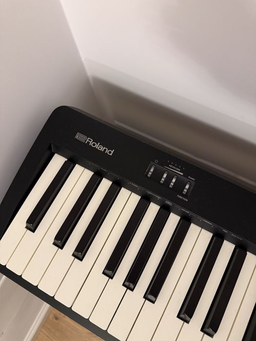 Vand pianina ROLAND - ca noua