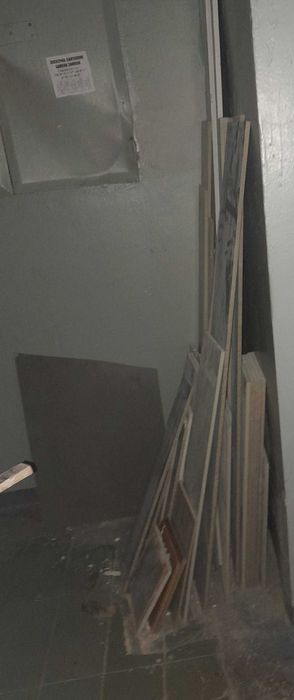 Остатки обрезки керамической плитки.