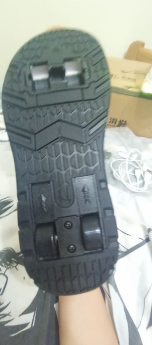 Продаю обувь хорошую светится и ещё на роликах