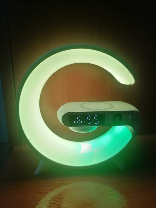 Настолен часовник с зарядна станция