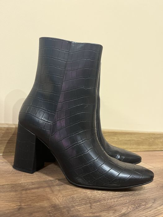 Зимни боти с нисък дебел ток