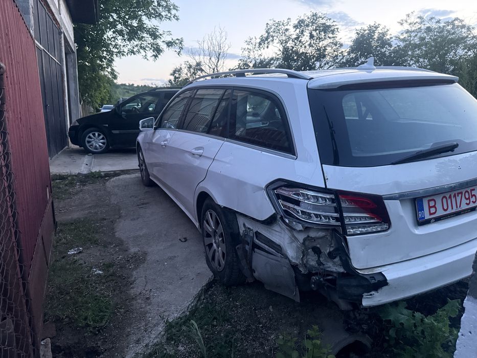 Mercedes E usor avariat
