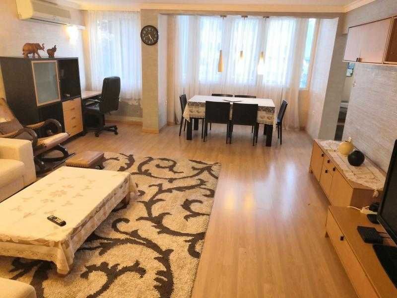 Дава се под наем Тристаен апартамент в Бургас, Център - 74 кв.м за 816 € - Снимка #2