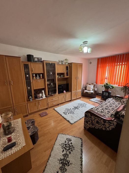 Apartament(3 camere, 2 bai, 60mp) + garaj10mp