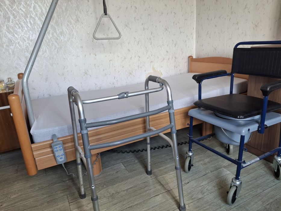 Болнично легло с матрак.