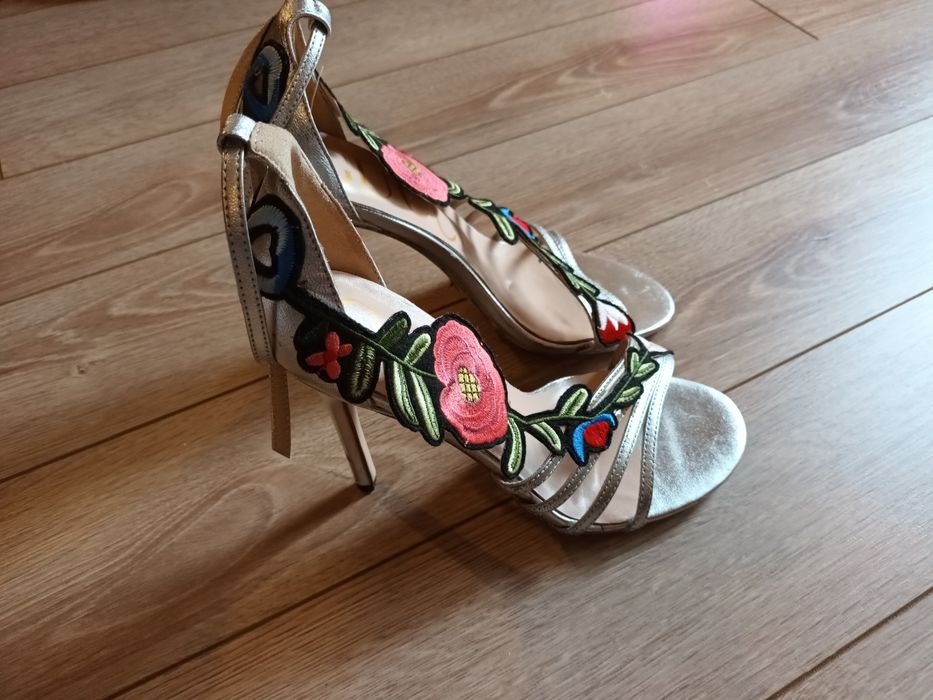 Gucci Amina Muaddi Alexander Wang Louis Vuitton