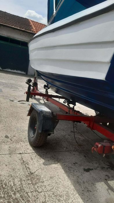 Barca cu motor și peridoc