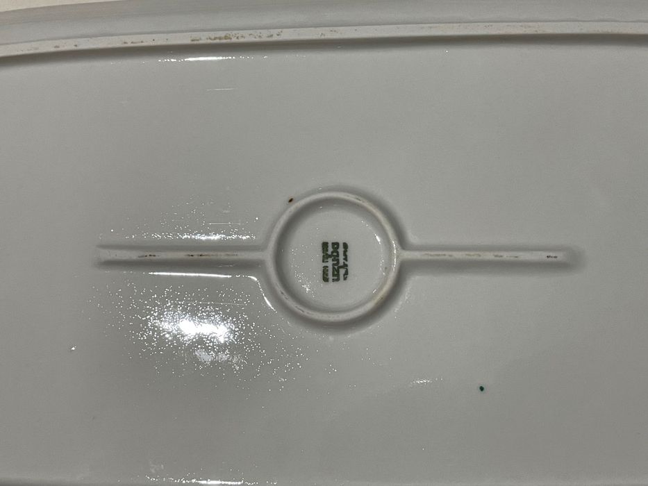 Голямо правоъгълно, порцеланово плато с маркировка.