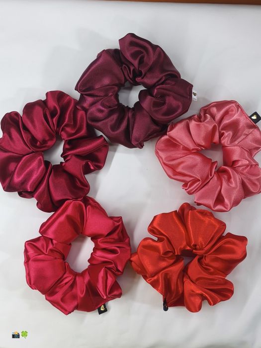 Скрънчи, дантела и сатен