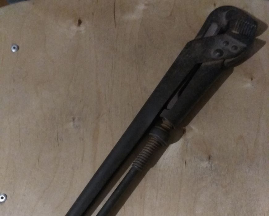 Перфоратор.Газовый ключ, шпатель,багор.