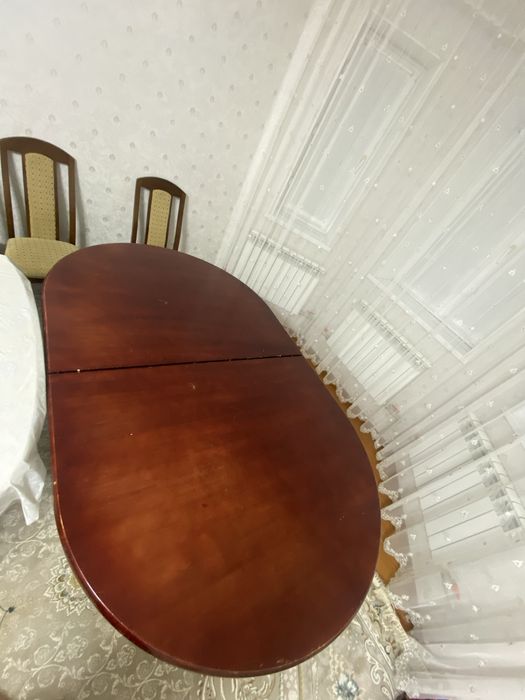 Стол деревянный.