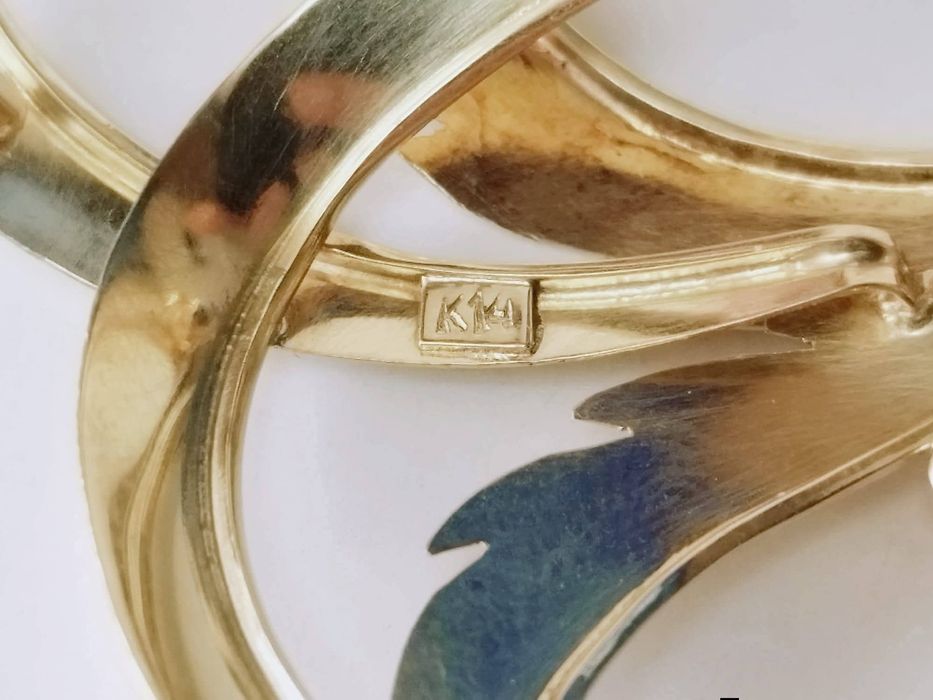 Veche brose din aur de 14K 585, cu pietre rosii rubine