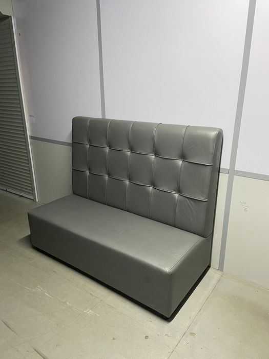 Диван с высокой спинкой в кафе и рестораны