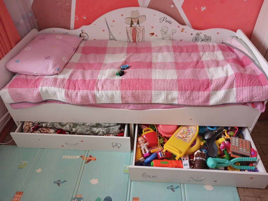 Детская кровать, шкаф, комод, стол.