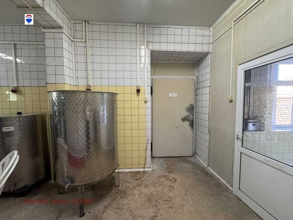 Дава се под наем Промишлена сграда в Русе, Промишлена зона - Запад - 970 кв.м за 1400 € - Снимка #6