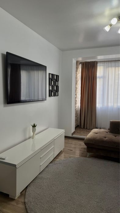 Inchiriez apartament cu 2 camere cu parcare
