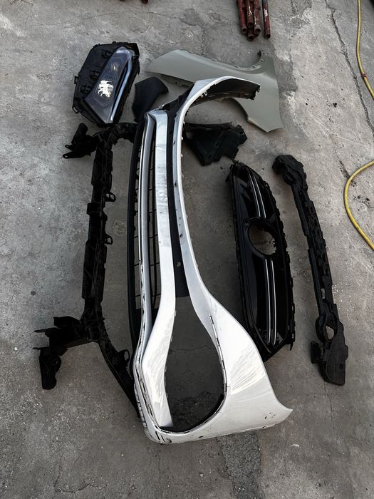 Far dreapta. tragher mercedes eqa.