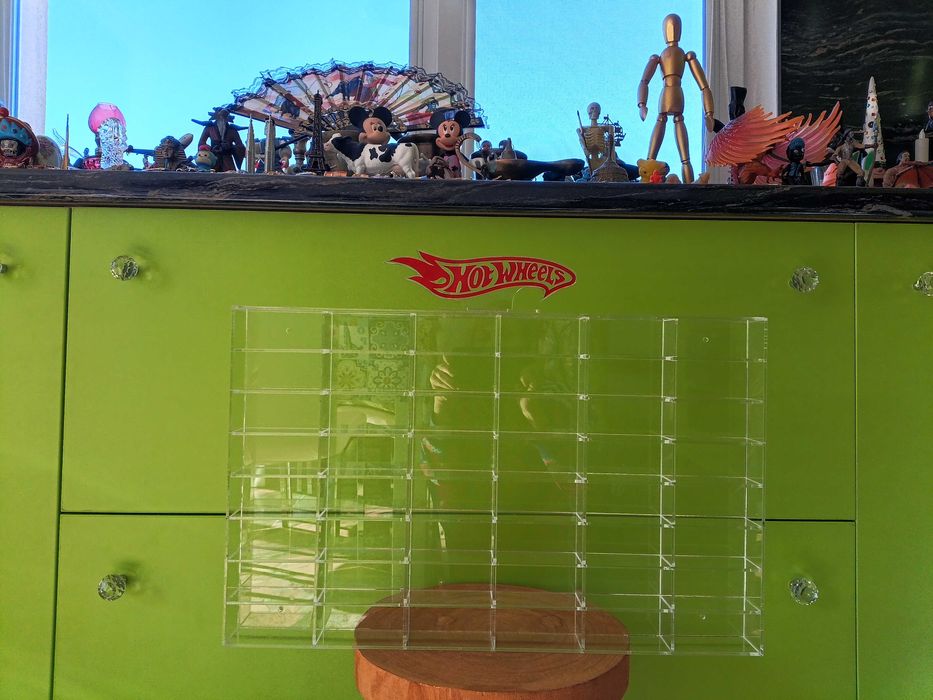 Hot Wheels  стелаж , предназначен за 48 колички .